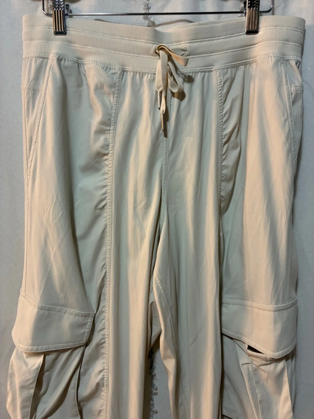 Women’s Lululemon cream pant size medium cargo joggers